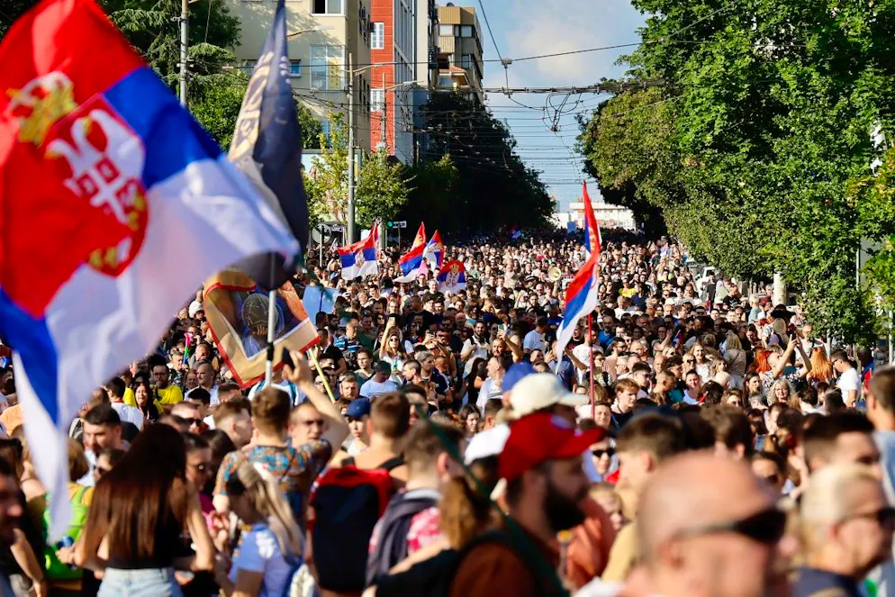 Des manifestants agitent des drapeaux nationaux serbes alors que des dizaines de milliers de personnes se rassemblent dans le centre de Belgrade, le 28 juin 2025.