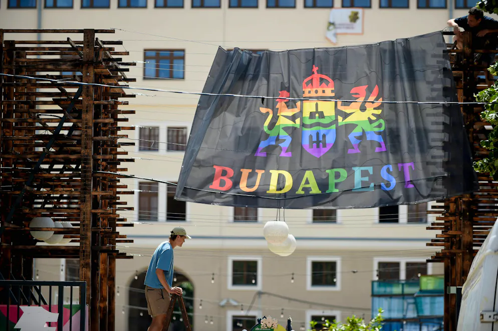 «Cette année, la Budapest Pride n'est pas seulement une fête, c'est une prise de position internationale forte», estime la Commissaire européenne à l'égalité Hadja Lahbib, qui a fait le déplacement. 
