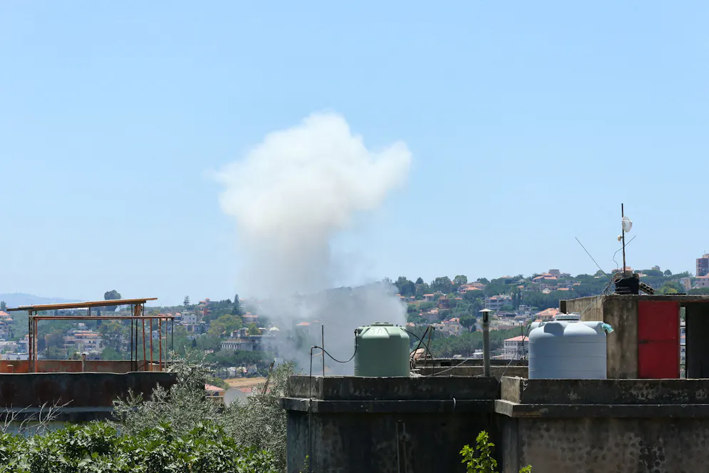 De la fumée s'élève après une frappe israélienne sur Nabatieh, dans le sud du Liban, le 27 juin 2025.
