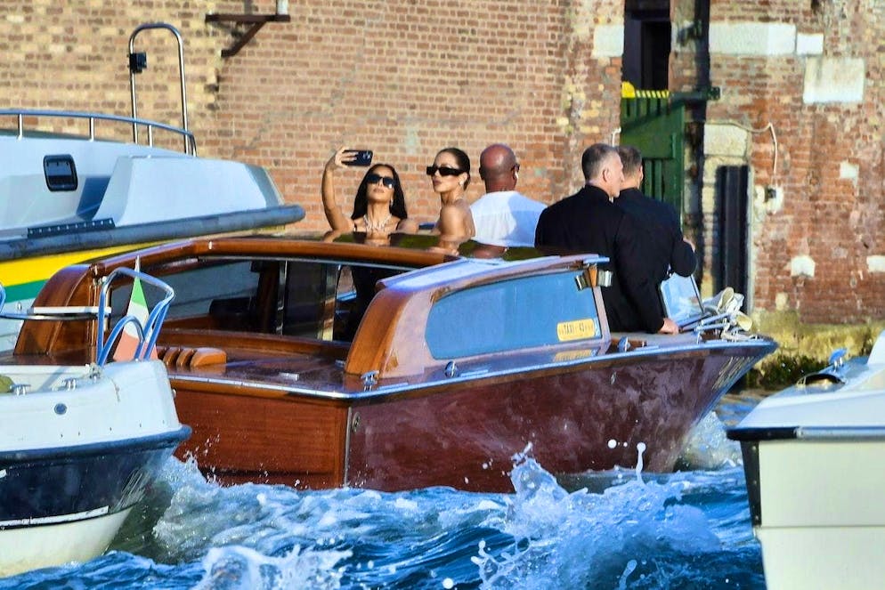 Les meilleures photos du mariage de Jeff Bezos et de Lauren Sánchez. Le mariage ne manquera pas de contenu. Kim Kardashian (g.) et Khloé Kardashian sur un bateau-taxi.
