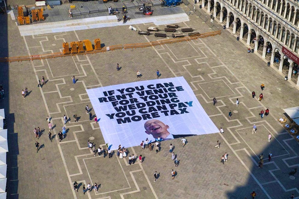 Les meilleures photos du mariage de Jeff Bezos et de Lauren Sánchez. "Si tu peux louer Venise pour ton mariage, tu peux payer plus d'impôts", scandait une bannière brandie par des manifestants.
