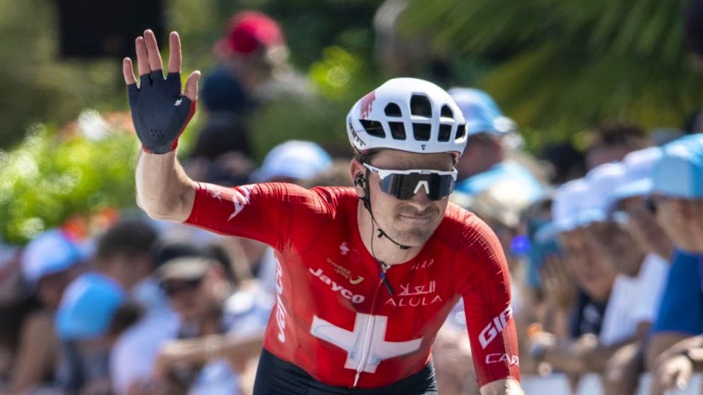 Mauro Schmid wird ein weiteres Jahr im Trikot des Schweizer Strassen-Meisters unterwegs sein.