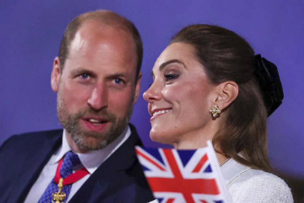 Ensemble depuis près de 20 ans, le prince William et sa femme Kate affichent une grande complicité, comme ici lors d'un concert organisé pour marquer le 80e anniversaire du jour de la Victoire en Europe, à Horse Guards Parade, à Londres, le jeudi 8 mai 2025. (Toby Melville/Pool via AP)