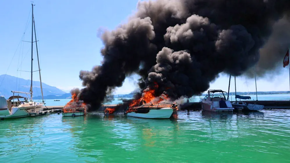 Les flammes qui ont pris sur le bateau à moteur se sont rapidement propagées aux autres embarcations.