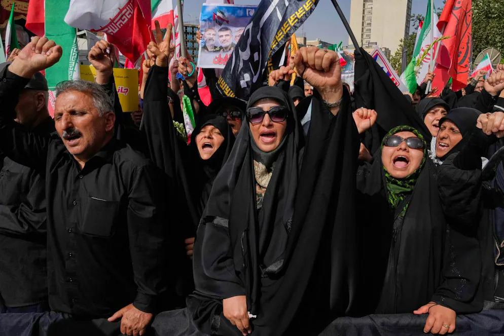 Des personnes en deuil scandent des slogans lors des funérailles des généraux des forces armées iraniennes, des scientifiques nucléaires et des membres de leur famille tués lors de frappes israéliennes, à Téhéran, en Iran, le samedi 28 juin 2025. (AP Photo/Vahid Salemi)
