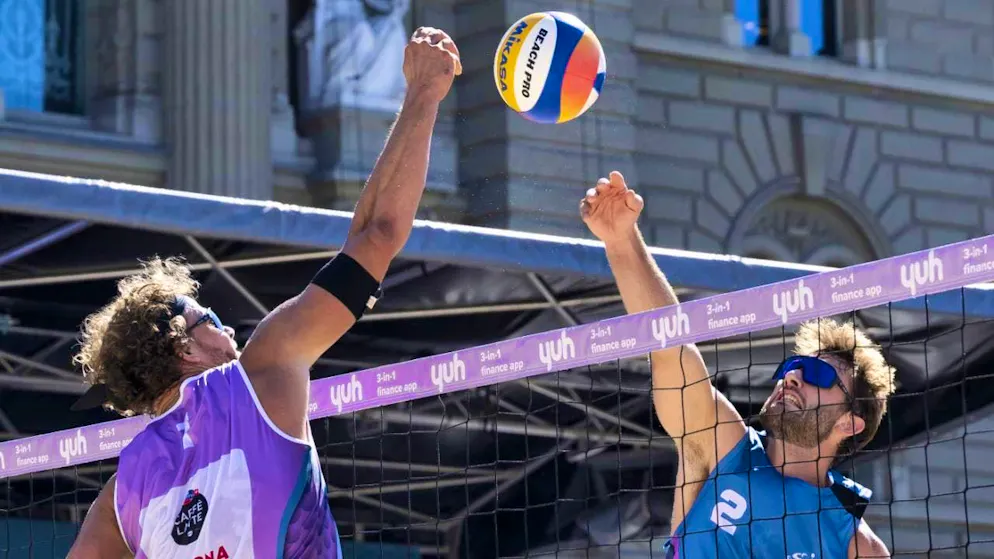Opponents at the net two years ago, now joint tournament winners on the Pro Tour: Marco Krattiger (left) and Leo Dillier.