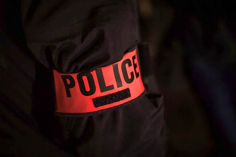 Il primo episodio è avvenuto intorno alle 2 del mattino, quando la polizia è stata chiamata per soccorrere un uomo di 26 anni nato a Nouméa, in Nuova Caledonia, che era stato ferito con una spranga di ferro.