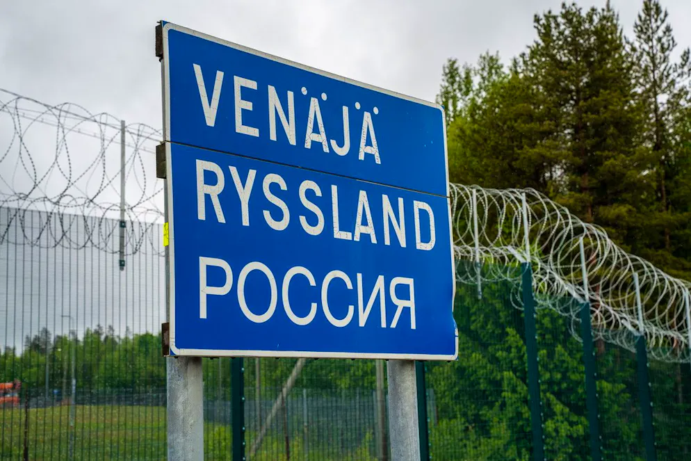 Vue générale de la barrière-frontière entre la Finlande et la Russie au poste frontière de Vartius, à Vartius, Finlande, le 24 juin 2025.