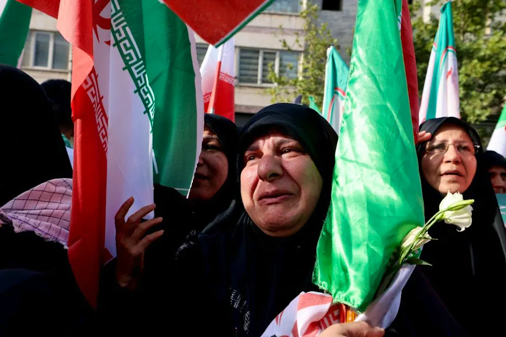 Des personnes en deuil assistent aux funérailles du commandant des Gardiens de la révolution iranienne et d'autres commandants militaires tués lors de frappes israéliennes contre l'Iran, pendant la procession funèbre sur la place Enghelab (Révolution), à Téhéran, le 28 juin 2025.