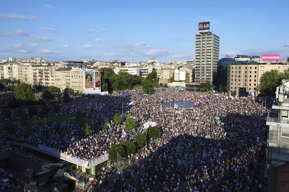 Des personnes participent à un grand rassemblement anti-gouvernemental pour réclamer la tenue d'élections anticipées après près de huit mois de manifestations quasi quotidiennes contre la corruption qui ont ébranlé le gouvernement populiste du président Aleksandar Vucic, à Belgrade, en Serbie, le samedi 28 juin 2025. (AP Photo/Marko Drobnjakovic)
