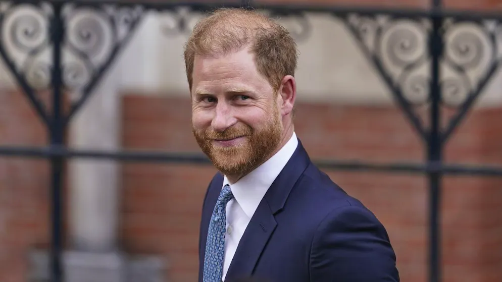 Ecco quale. Il principe Harry usa uno stratagemma per ricucire i rapporti con Carlo e William