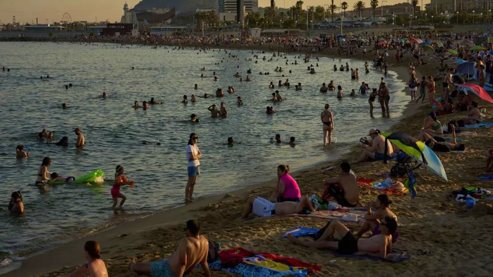 Des baigneurs tentent de se rafraîchir à Barcelone.