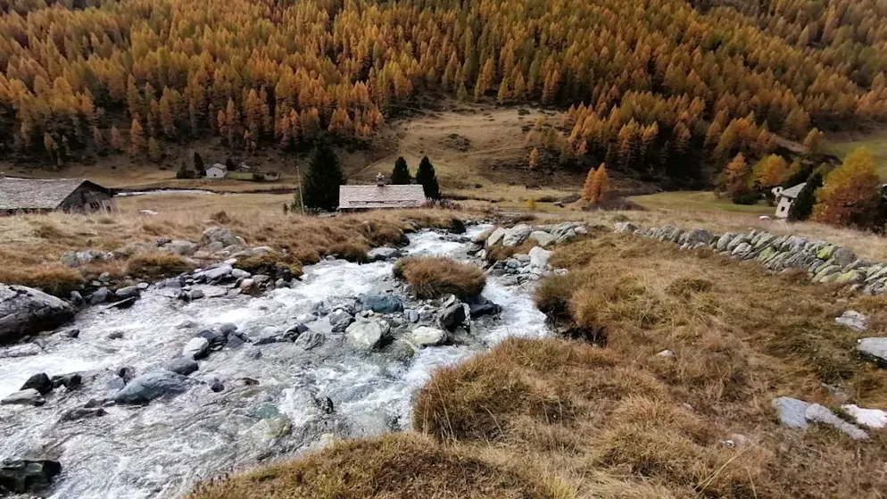 Il torrente Ova dal Munt in Val Fex verrà arginato per evitare che possibili colate detritiche possano raggiungere e danneggiare la frazione di Curtins.