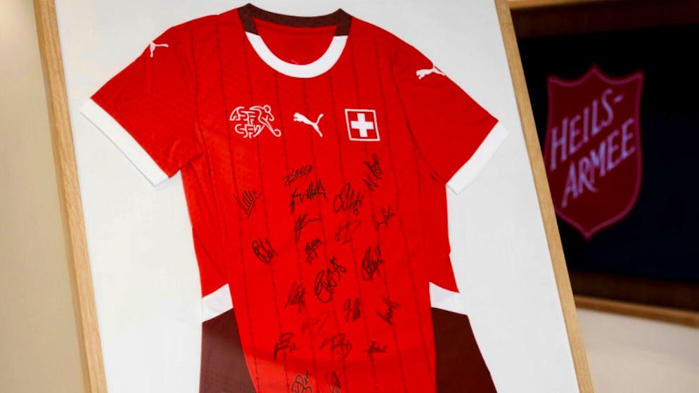 Le maillot a été dédicacé par les joueuses de l'équipe de Suisse.