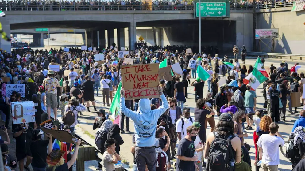«Politiques sanctuaires». Immigration: l'administration Trump poursuit Los Angeles