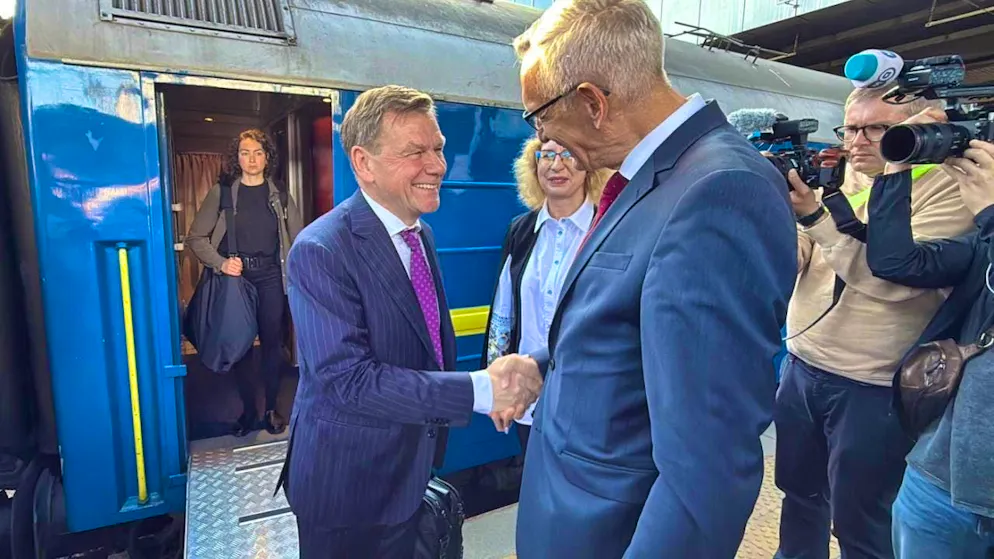 Johann Wadephul (left), Foreign Minister of Germany, arrives at the train station in Kiev and is greeted by Martin Jäger, Germany's ambassador to Ukraine. Photo: Jörg Blank/dpa