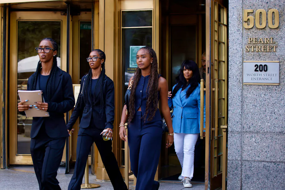 D'Lila Combs, Jessie Combs et Chance Combs quittent le tribunal fédéral alors que le jury commence ses délibérations dans le procès pour trafic sexuel de Sean « Diddy » Combs, le 30 juin 2025, à New York.