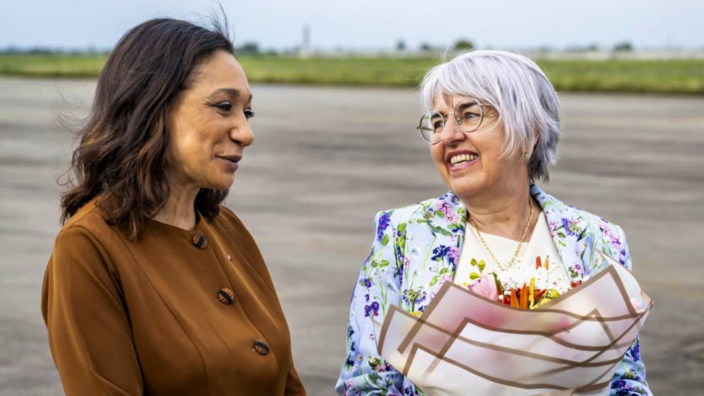Federal councilor Elisabeth Baume-Schneider (right) speaks with the Minister of Culture of Côte d'Ivoire Françoise Remarck (left) during a meeting at the airport in Abidjan (Archives). switzerland - côte d'ivoire: agreement