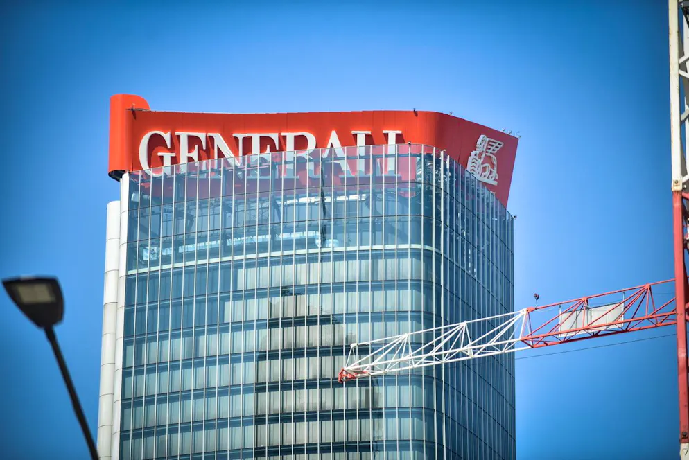 La scritta «Generali» parzialmente collassata che svetta sulla cima della Torre Hadid a Milano.