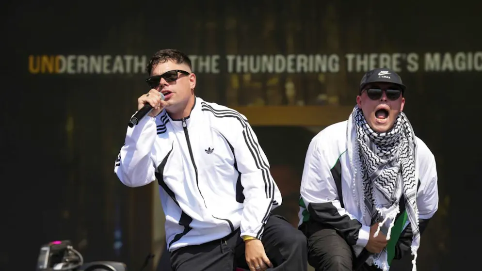 Il gruppo hip hop Kneecap durante la sua esibizione al festival.
