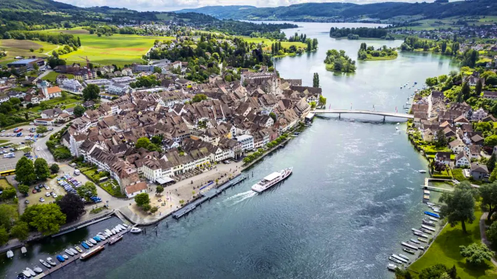 En raison de la présence de nouveaux dépôts de calcaire coquillier et de faibles débits persistants, le trafic fluvial régulier en aval de Stein am Rhein (SH) a été interrompu sur un tronçon du Rhin (archives).