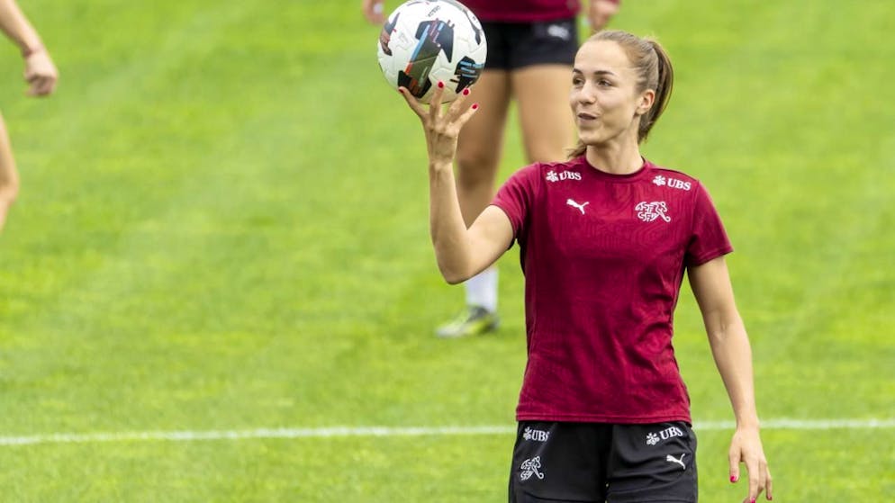 Heute feiert Lia Wälti als Mittelfeldspielerin und Captain des Nationalteams Erfolge. Um Mädchen Mut zu machen, hat sie zusammen mit ihrer Schwester Meret ein Kinderbuch geschrieben über die Herausforderungen, auf die Mädchen treffen können, wenn sie Fussballerin werden möchten.
