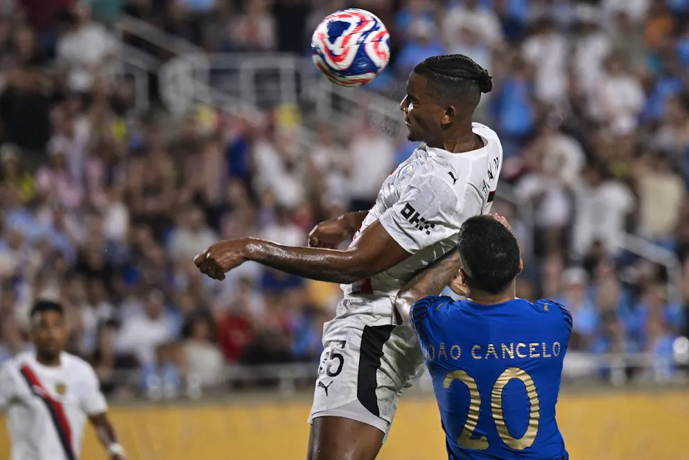 Manuel Akanji (links) und Manchester City müssen sich im Achtelfinal der Klub-WM überrraschend verabschieden.