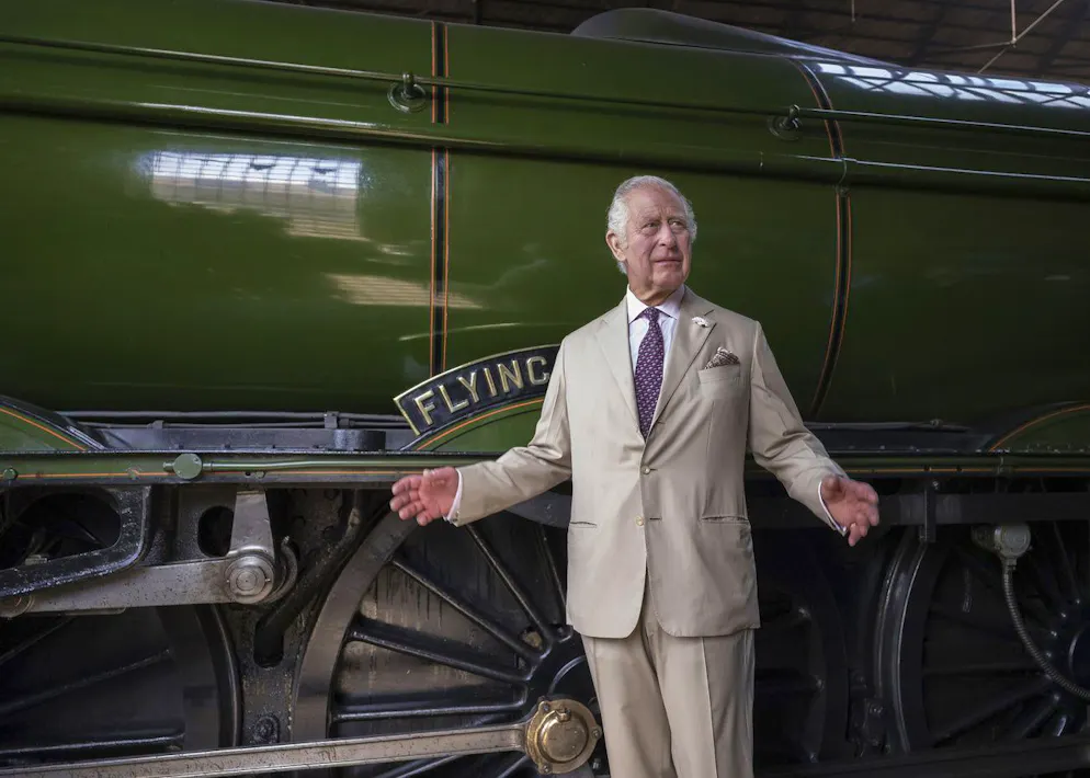 Re Carlo III fotografato davanti alla locomotiva «The Flying Scotsman», parte del treno reale, nel 2023. 