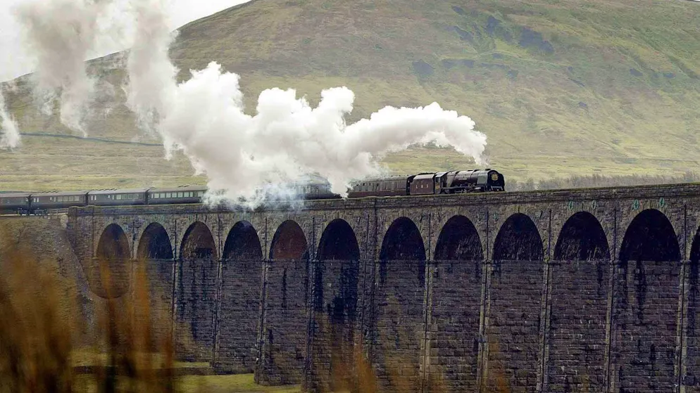 Il treno reale attraversa il viadotto di Ribbleshead, in Inghilterra (Immagine d'archivio).