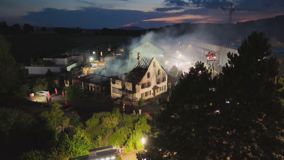 Alertswiss warns the population. Fire in Tagelswangen: Major fire destroys old farmhouse