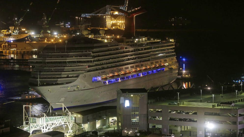 La Carnival Triumph entra nel porto di Mobile, in Alabama.