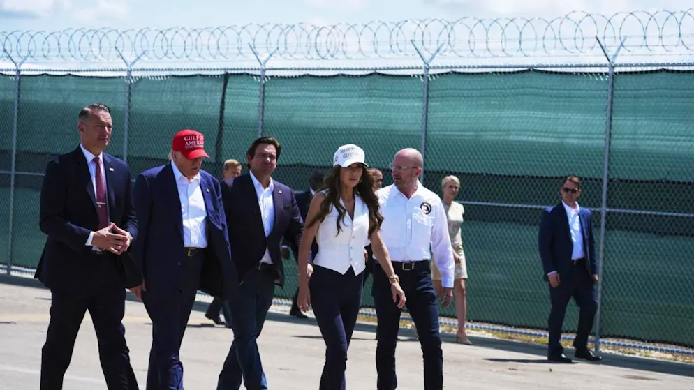 Il presidente Donald Trump, e alla sua destra il governatore della Florida Ron DeSantis e la segretaria agli Interni Kristi Noem visitano il nuovo 'Alligator Alcatraz'.