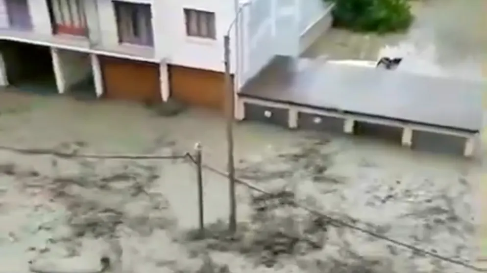 Violents orages en France. L'eau et la boue envahissent les rues de Modane et Fourneaux en Savoie