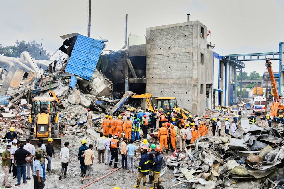 Rettungskräfte suchen nach einer Explosion und einem Brand in einer Pharmafabrik in einem Industriegebiet in der Nähe von Hyderabad nach Überlebenden. (Foto Archiv)