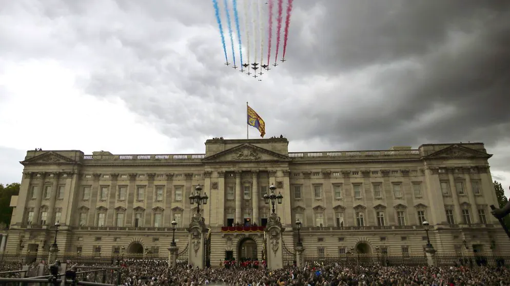  Buckingham Palace, simbolo della casa reale d'Inghilterra, ospita ben 775 stanze e la sua ristrutturazione costa circa 400 milioni di franchi svizzeri. 