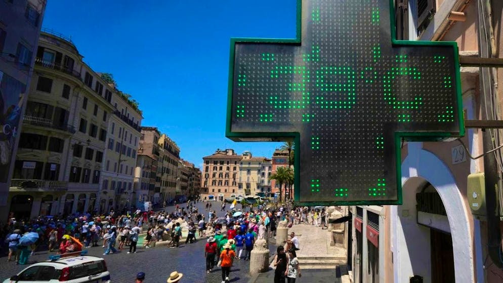 The thermometer of a pharmacy shows 39 degrees Celsius in Rome. Photo: Andrew Medichini/AP/dpa