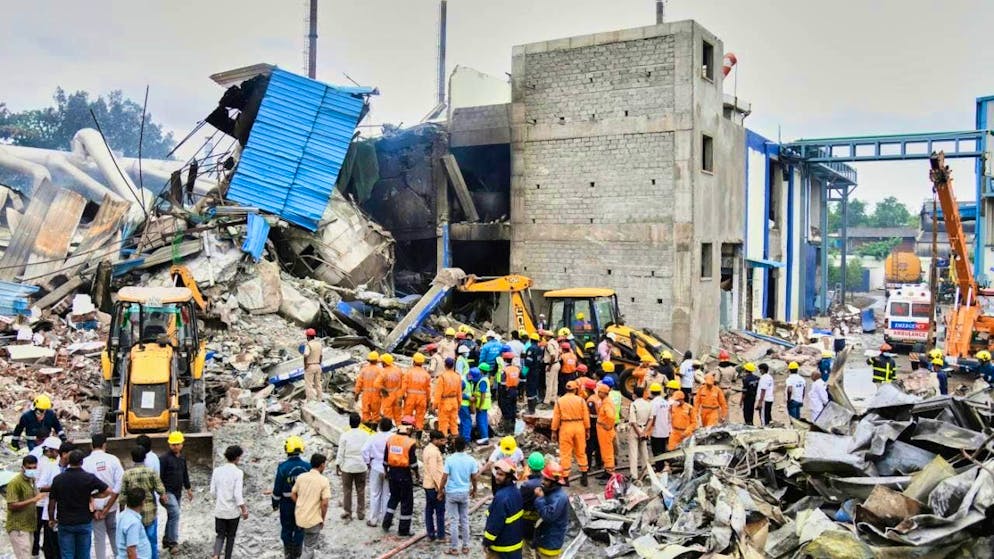 Rescue workers search for survivors after an explosion and fire at a pharmaceutical plant in an industrial area near Hyderabad. Photo: Uncredited/AP/dpa