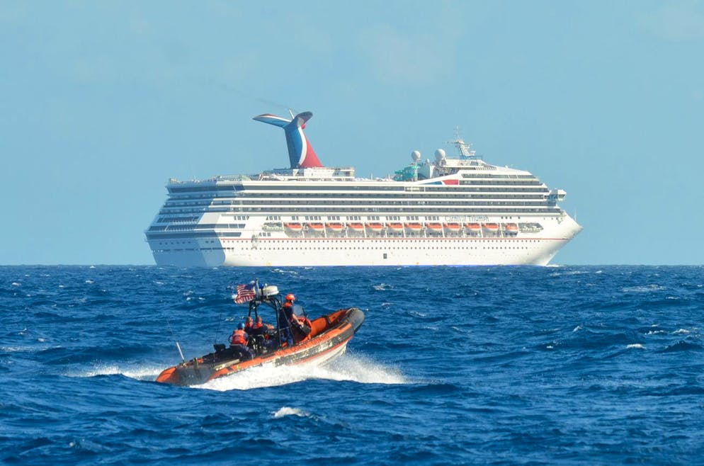 La Carnival Triumph, in balia delle onde, nel Golfo del Messico (11 febbraio 2013) 