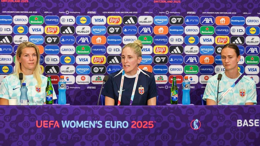 Kapitänin Ada Hegerberg (links), Trainerin Gemma Grainger (mitte) und Caroline Graham Hansen an der PK am Tag vor dem Spiel gegen die Schweiz.