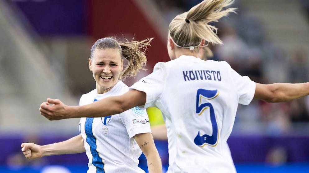 Finnlands Katariina Kosola (links) schiesst ihr Land zum Überraschungssieg gegen Island.