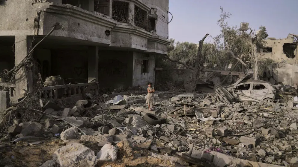 Une jeune fille se promène parmi les ruines, à Gaza.