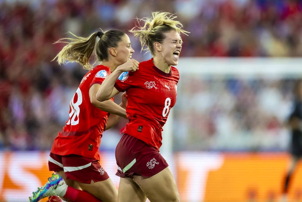 Nadine Riesen schiesst das erste EM-Tor der Schweizer Nati.