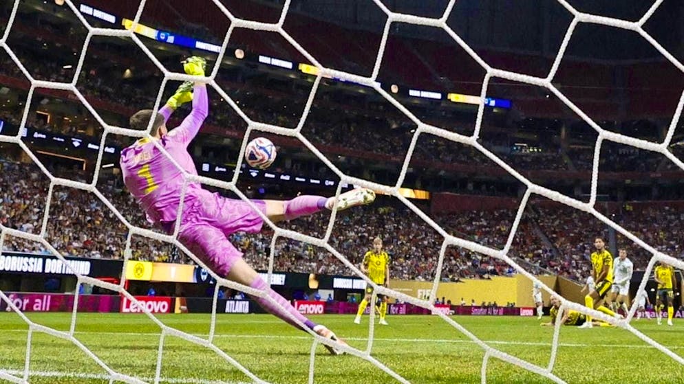 BVB goalkeeper Gregor Kobel puts in a strong performance in the round of 16 against Monterrey