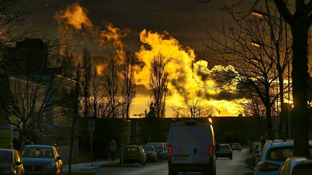 ARCHIVE - Emissions from a chimney backlit by the rising sun. Photo: Harald Schneider/APA/dpa