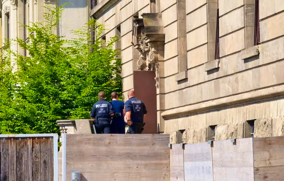 Soupçonné de meurtre : l'agression mortelle d'une collègue était planifiée - Gallery. Le suspect a été présenté mercredi à un juge d'instruction du tribunal d'instance de Schweinfurt.
