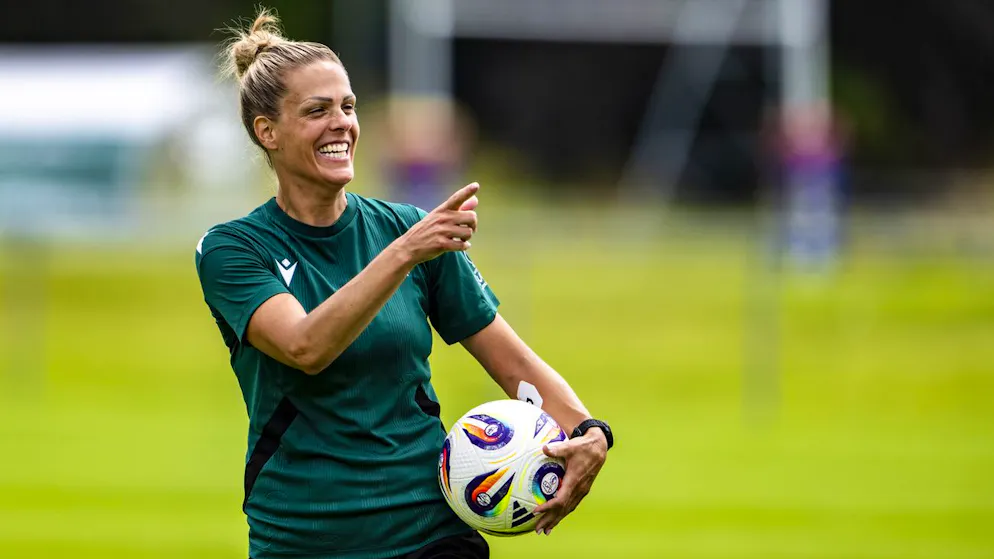 Euro 2025. «Sois forte» : la devise de l'arbitre suisse Désirée Grundbacher