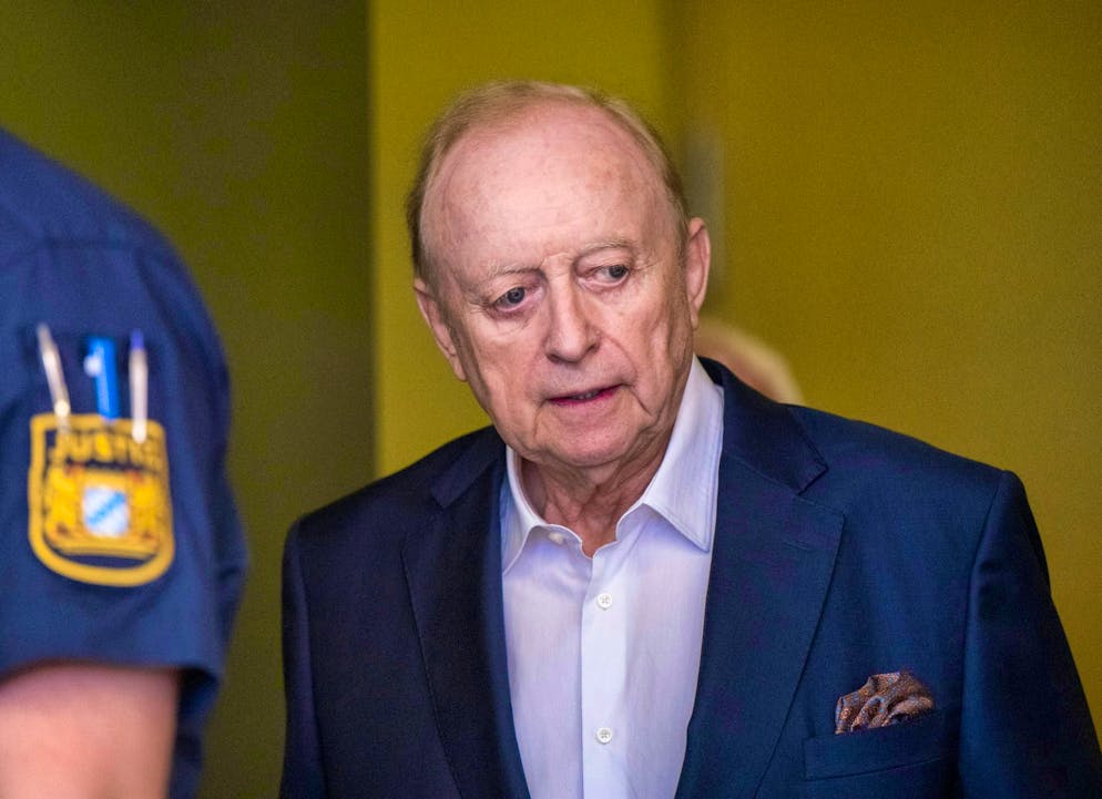Creditors demand 27 million euros from Schuhbeck's companies - Gallery. Schuhbeck enters the courtroom on the third day of the trial.