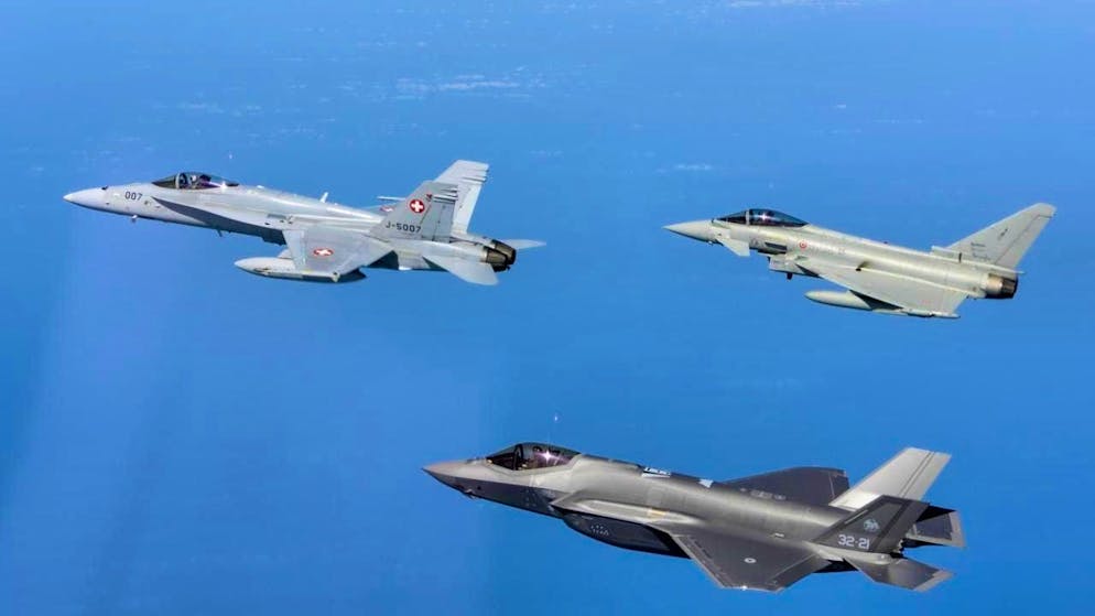 According to the plans of the Confederation and the Army, the Fights of Type F-35 (bottom) must replace the current F/A-18 (top left). switzerland its combat aircraft: succession