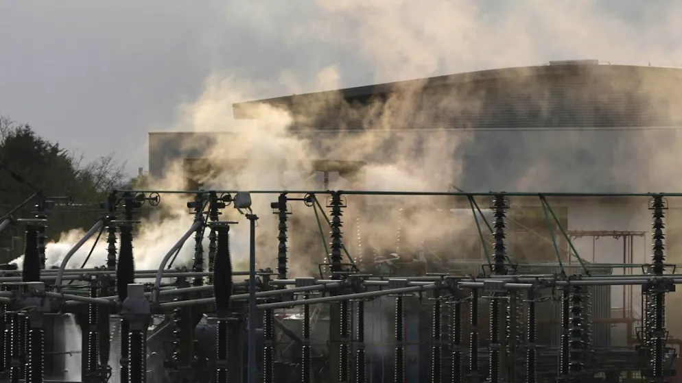 Fumo dalla sottostazione elettrica di North Hyde, che ha preso fuoco causando la chiusura dell'aeroporto di Heathrow il 21 marzo.
