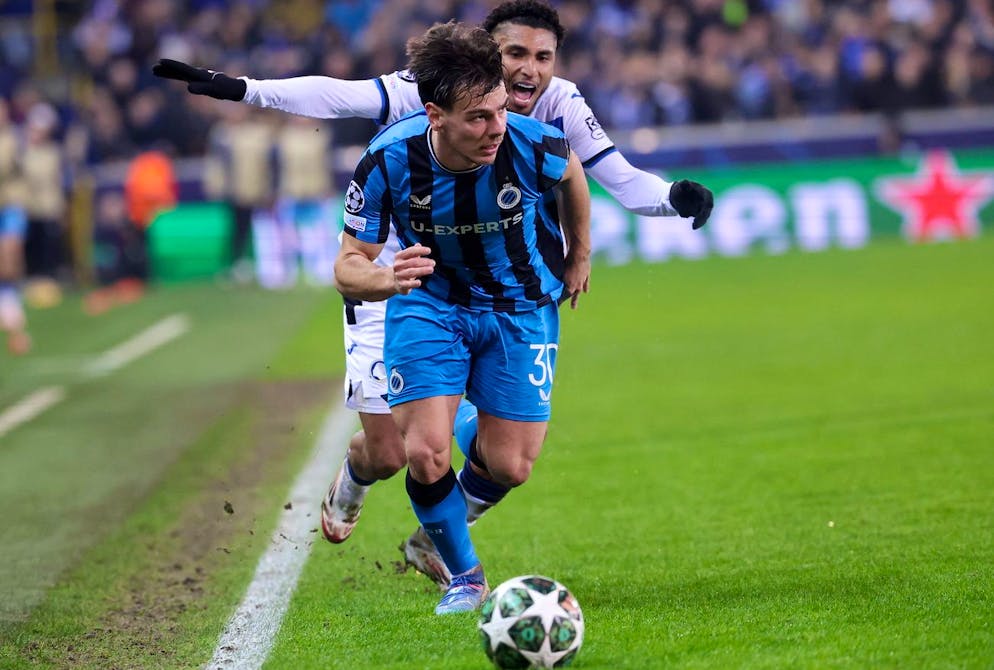 Ardon Jashari sugge al giocatore dell'Atalanta in occasione del match di Champions League giocato il 12 febbraio 2025.